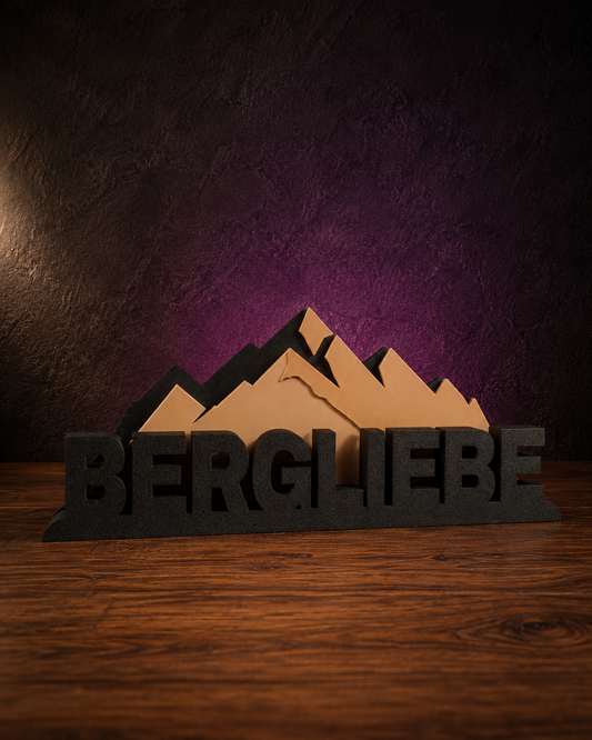 Dekoschriftzug Bergliebe mit alpiner Bergsilhouette